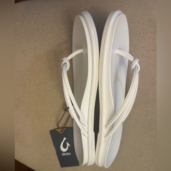 OluKai Aka White Sandals Classic Minimalist Design flip flops NWT Sz-10. RS - Picture 7 of 10